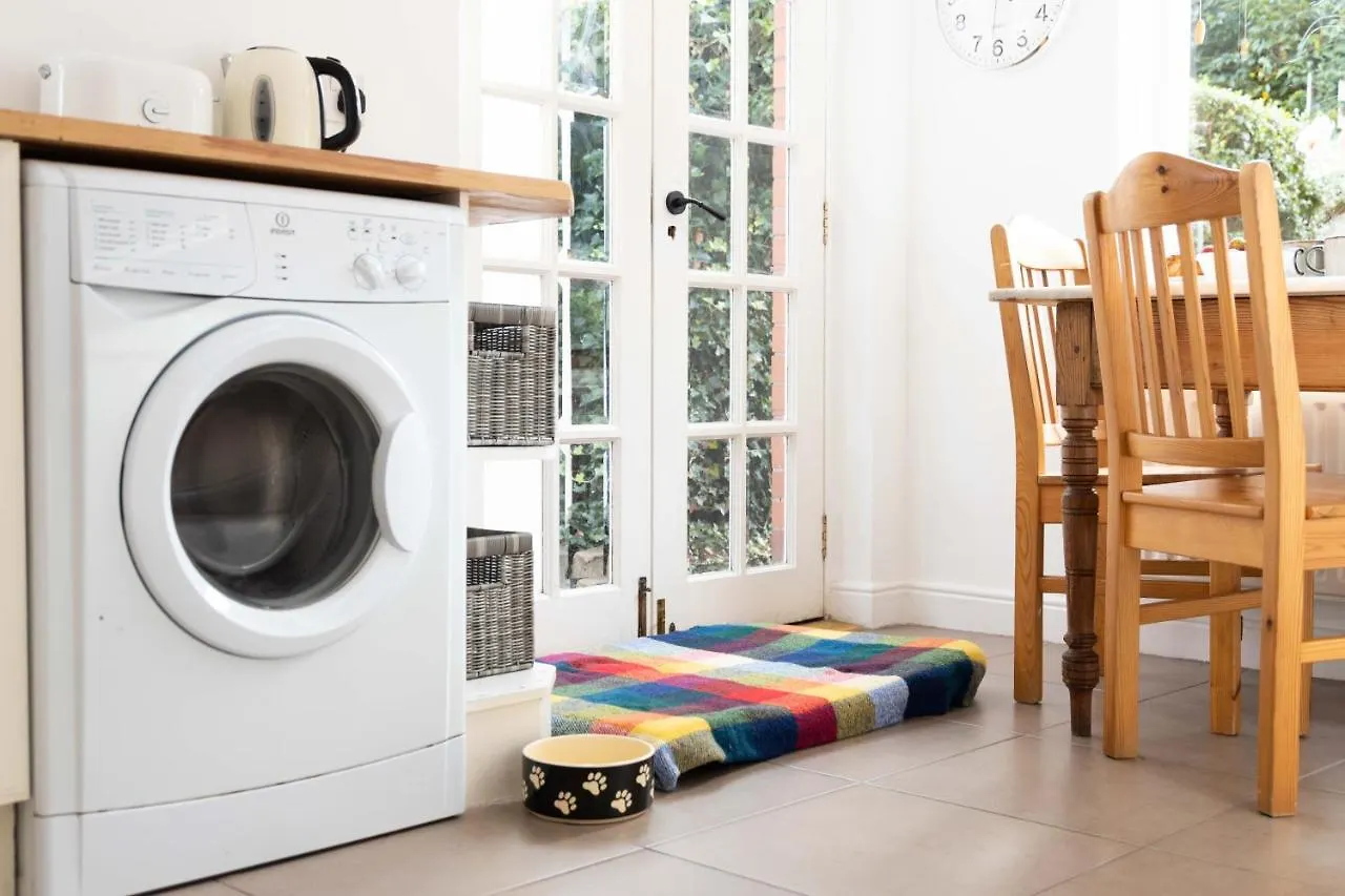 בית נופש בלפסט Beersbridge Cottage Near Titanic Centre & Airport