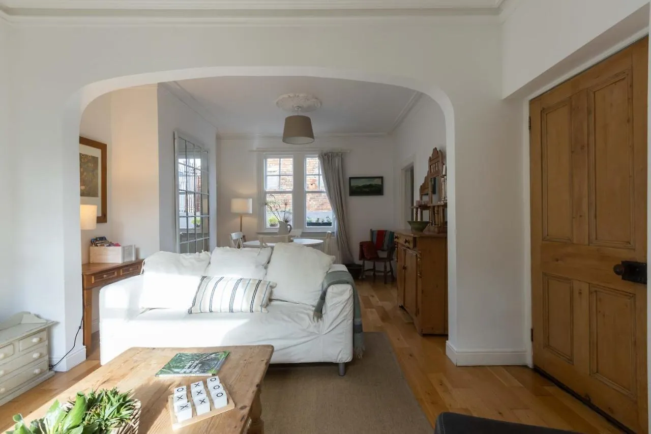 Beersbridge Cottage Near Titanic Centre & Airport Belfast 0*,